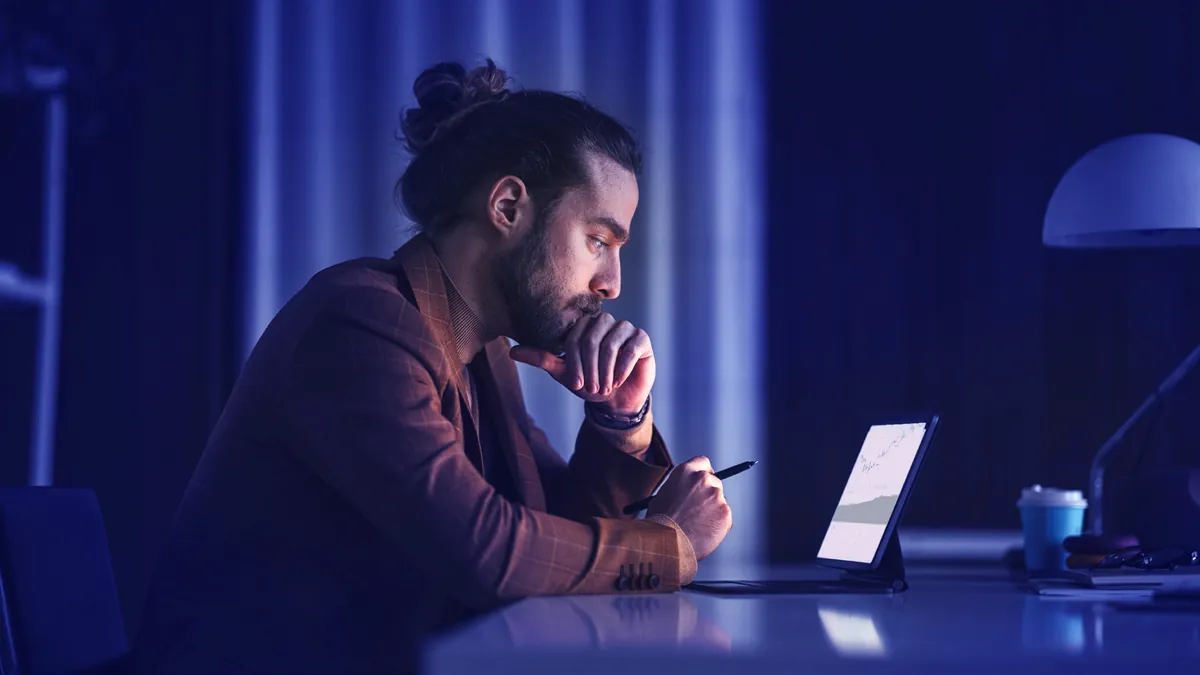 Un responsable marketing analyse ses résultats devant son ordinateur