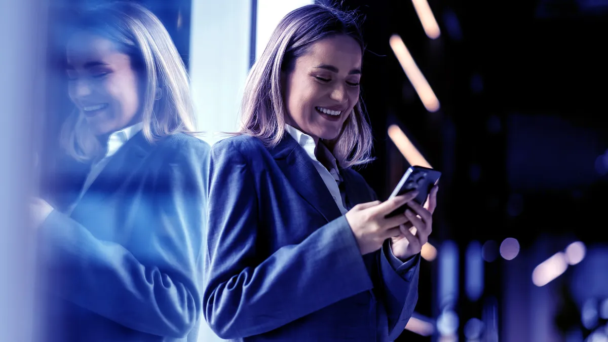 Une professionnelle consulte une tablette