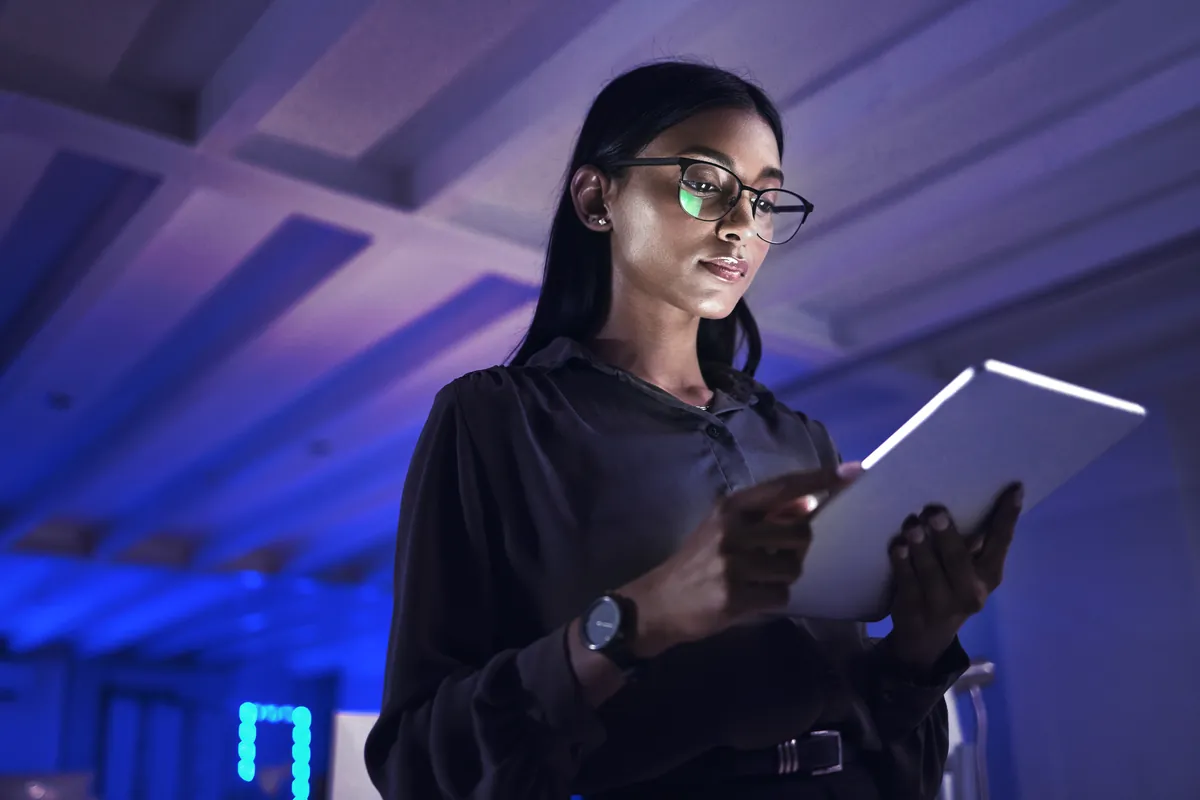 Une responsable CRM consulte une tablette