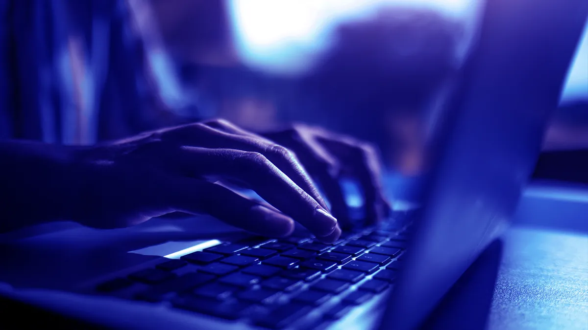 Une personne saisit des données sur un clavier