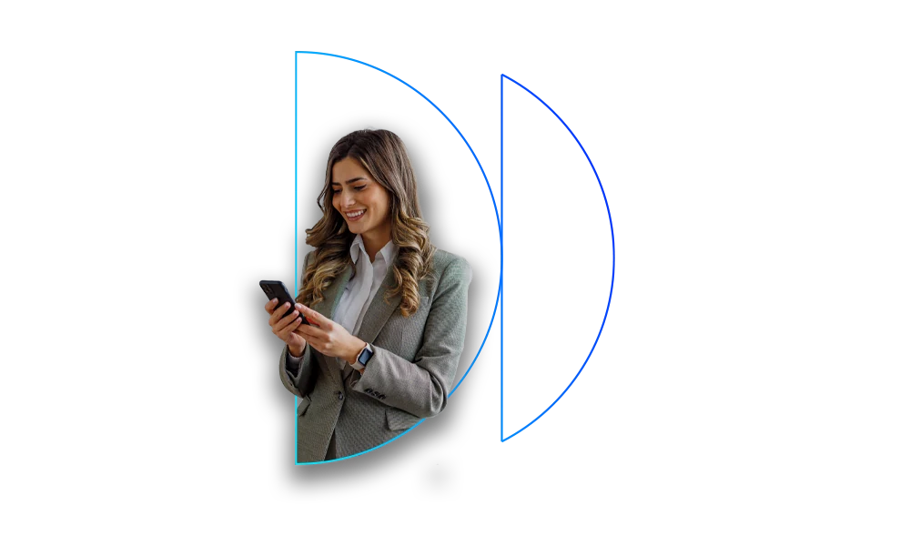 Une professionnelle sourit en consultant son smartphone